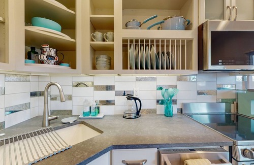 Allyn-Grapeview Apartamento | Waterfront couples getaway with patio, gas fireplace, full kitchen and Wifi