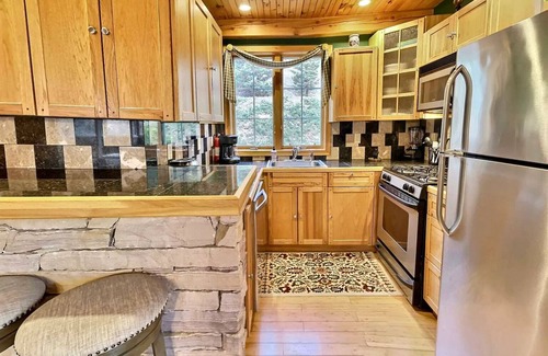 Newbury Cabina | Waterfront cozy cabin near Mt. & Lake Sunapee
