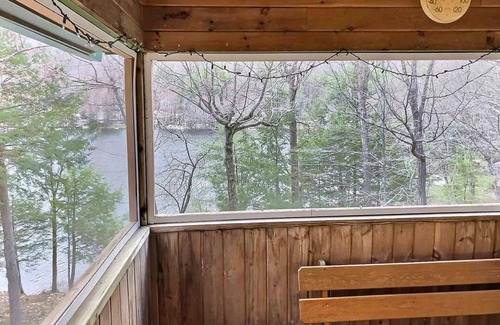 Newbury Cabina | Waterfront cozy cabin near Mt. & Lake Sunapee