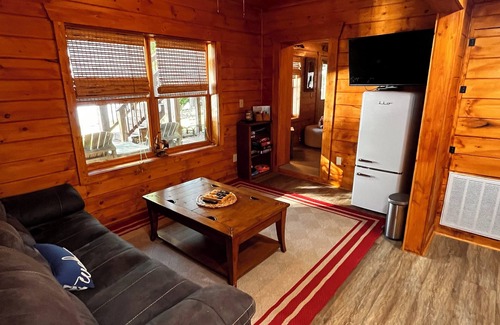 Leesville Cabina | Acogedor Log Cabin Lake House - The Sunset Cabin