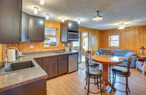Crofton Cabina | Waterfront Crofton Cabin - Boat Dock & Fire Pit!