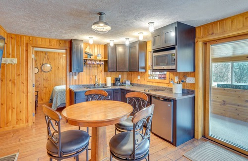 Crofton Cabina | Waterfront Crofton Cabin - Boat Dock & Fire Pit!
