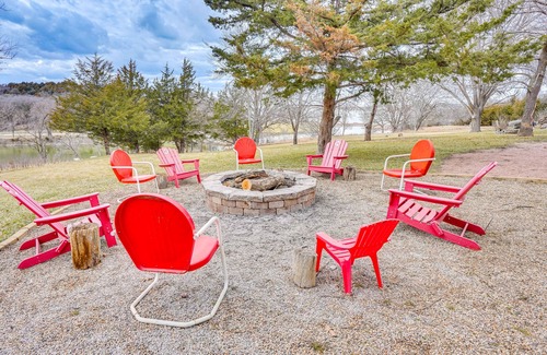 Crofton Cabina | Waterfront Crofton Cabin - Boat Dock & Fire Pit!