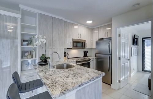 Middle River Terrace Apartamento | Waterfront Deck ~ Pool ~ Kayak