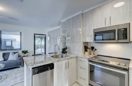 Middle River Terrace Apartamento | Waterfront Deck ~ Pool ~ Kayak