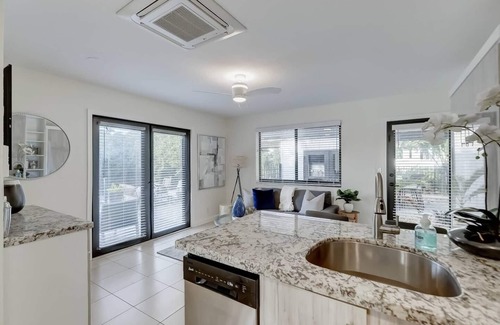Middle River Terrace Apartamento | Waterfront Deck ~ Pool ~ Kayak