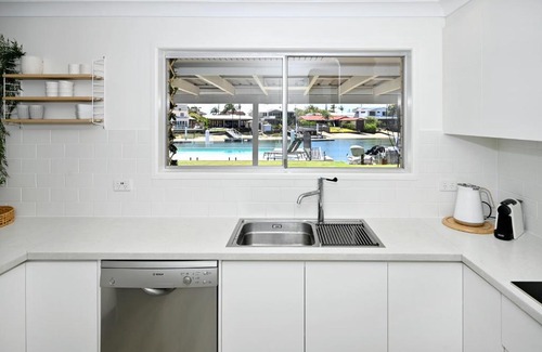 Buddina Casa | Waterfront Delight - Pool, Aircon ZG8