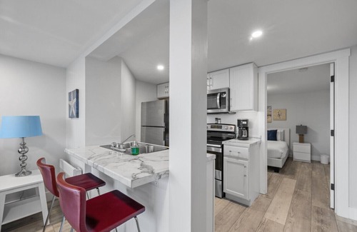 Queens Square Condominio | Waterfront Deluxe 1 Bedroom Condo Downtown Ch'town