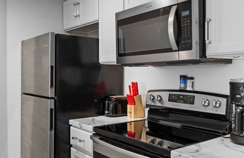 Queens Square Condominio | Waterfront Deluxe 1 Bedroom Condo Downtown Ch'town