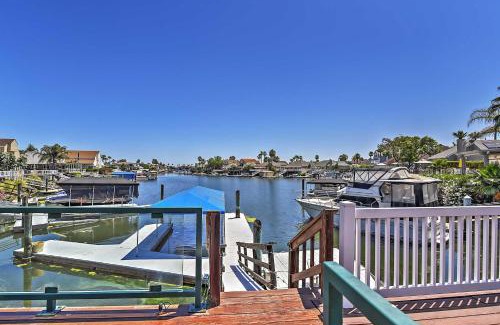 Discovery Bay Casa | Waterfront Discovery Bay Home Outdoor Bar and Dock