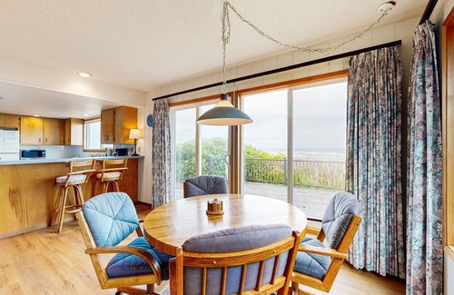 Edgewater Shores Casa | Frente al mar, una escapada amigable para perros con una chimenea e increíbles vistas al océano.
