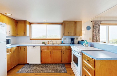 Edgewater Shores Casa | Frente al mar, una escapada amigable para perros con una chimenea e increíbles vistas al océano.