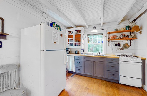 Cushing Casa | Waterfront dog-friendly cottage with amazing views, deck, grill, & washer/dryer