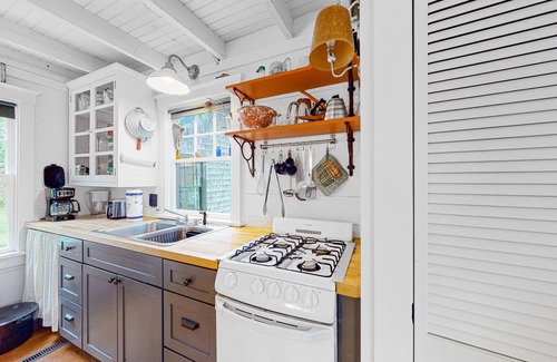 Cushing Casa | Waterfront dog-friendly cottage with amazing views, deck, grill, & washer/dryer