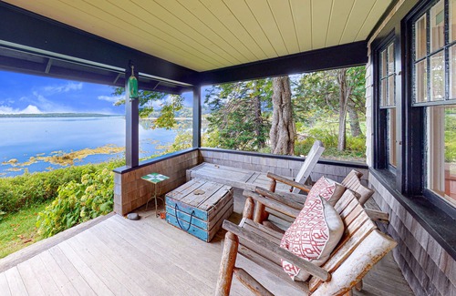 Cushing Casa | Waterfront dog-friendly cottage with amazing views, deck, grill, & washer/dryer