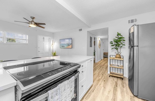 Orlando Beach Apartamento | Waterfront Dream w Private Pier - Walk to Beach!