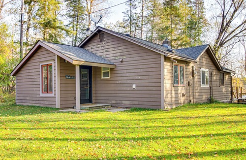 Duluth Cabaña | Waterfront Duluth Cabin w/ Deck & River View!