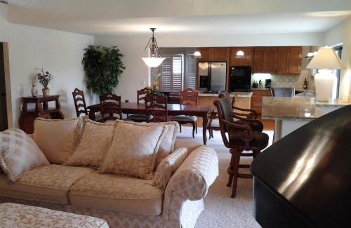 Discovery Bay Casa | waterfront elegance