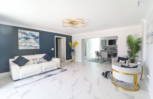 Ruskin Casa | Waterfront Elegance