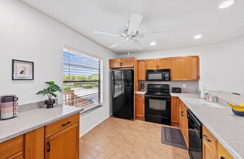 Eight Lakes Condominio | Waterfront Escape in Cape Coral