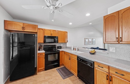 Eight Lakes Condominio | Waterfront Escape in Cape Coral
