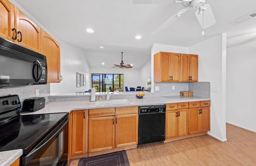 Eight Lakes Condominio | Waterfront Escape in Cape Coral