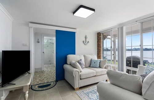 Gorokan Casa | Waterfront Escape,Kayaks,Home Theatre