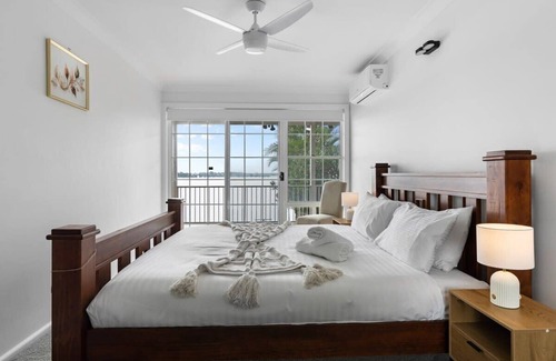 Gorokan Casa | Waterfront Escape,Kayaks,Home Theatre