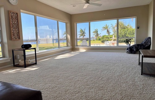 Pinellas Point Casa | Waterfront Estate House con amplia vista de Sunshine Skyway