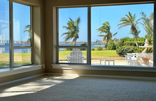 Pinellas Point Casa | Waterfront Estate House con amplia vista de Sunshine Skyway