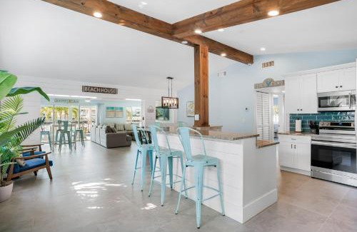 Bahia Vista Casa | Waterfront Family Compound - Free Golf Cart, Paddleboards, Heated Pool, Golden Tee 2025 Arcade Game