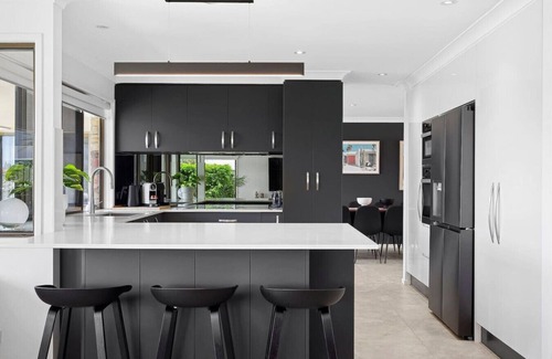 Runaway Bay Casa | Waterfront Family Home - Runaway Bay