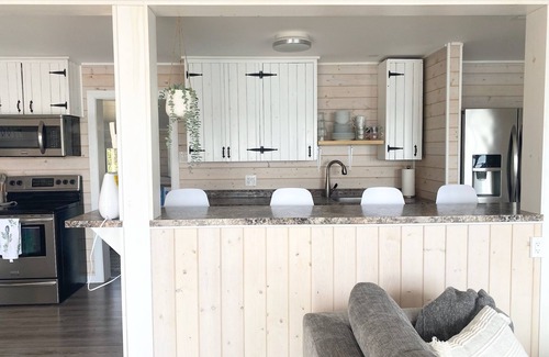 Selwyn Cabaña | Waterfront Family Friendly Escape on Chemong Lake w/WIFI & A/C