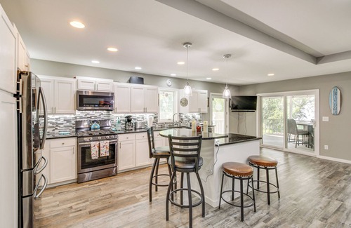 Vergas Casa | Waterfront Family Retreat on Lake Lida w/ Dock