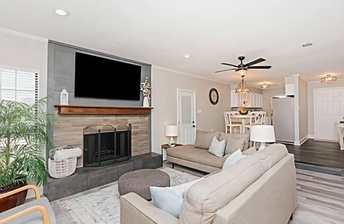Warner Robins Casa | Waterfront Family Escape - Minutes to RAFB, Pets & Kids Friendly