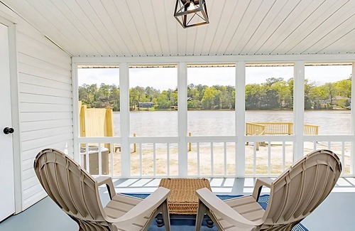 Warner Robins Casa | Waterfront Family Escape - Minutes to RAFB, Pets & Kids Friendly