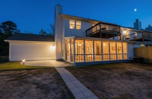 Warner Robins Casa | Waterfront Family Escape - Minutes to RAFB, Pets & Kids Friendly
