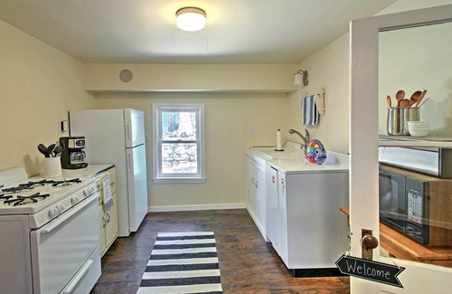 Queensbury Cabaña | Waterfront Glen Lake Cottage w / Porche, canoa y kayak!