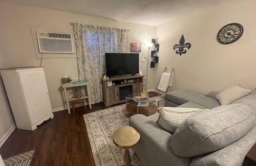 Lake Charles Casa | Waterfront | Fast WiFi | 35 Miles to Cameron LNG | Perfect for Plant Workers|Peaceful Bayou Cabin