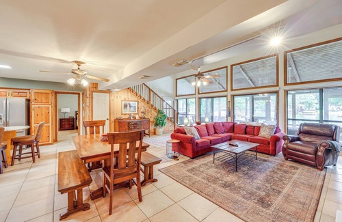 Eclectic Casa | Waterfront Gem on Lake Martin w/Kayaks & Dock!