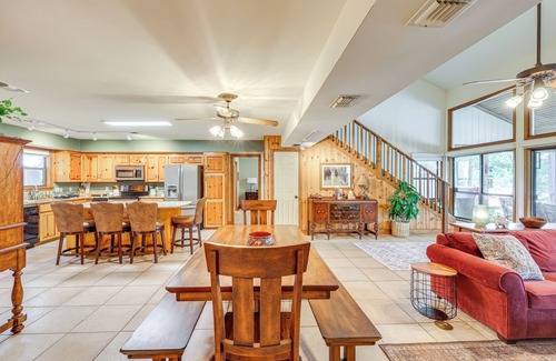 Eclectic Casa | Waterfront Gem on Lake Martin w/Kayaks & Dock!