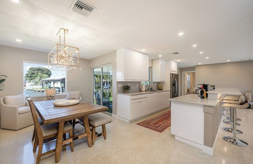Venetian Way Casa | Waterfront Gem \ Stunning Sunsets & Wildlife Views \ Boat Dock \Mins to Beach