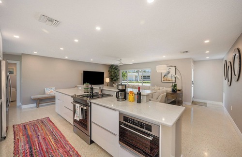 Venetian Way Casa | Waterfront Gem \ Stunning Sunsets & Wildlife Views \ Boat Dock \Mins to Beach
