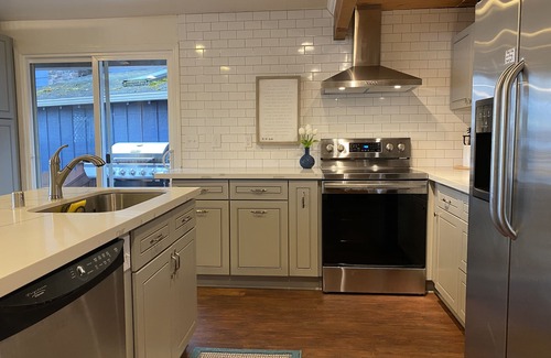 Allyn Casa | WATERFRONT GETAWAY - Hot Tub - Walk to Restaurants, Coffee Shops & More!