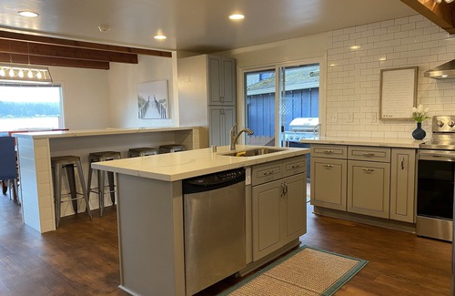 Allyn Casa | WATERFRONT GETAWAY - Hot Tub - Walk to Restaurants, Coffee Shops & More!