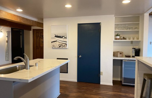 Allyn Casa | WATERFRONT GETAWAY - Hot Tub - Walk to Restaurants, Coffee Shops & More!