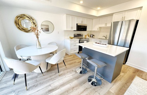 Welland Casa | Waterfront Getaway: Peaceful Canal Escape