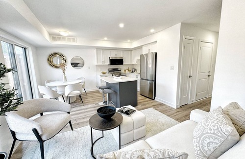 Welland Casa | Waterfront Getaway: Peaceful Canal Escape