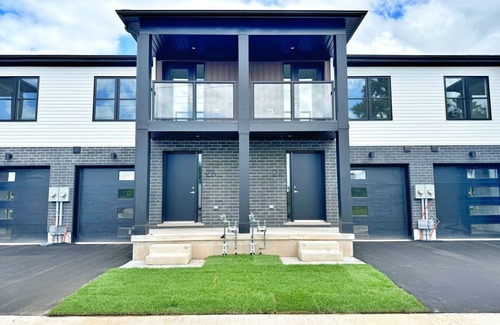 Welland Casa | Waterfront Getaway: Peaceful Canal Escape