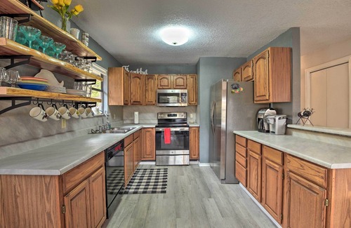Gordon Casa | Waterfront Getaway w/ Deck: Pet & Family Friendly!